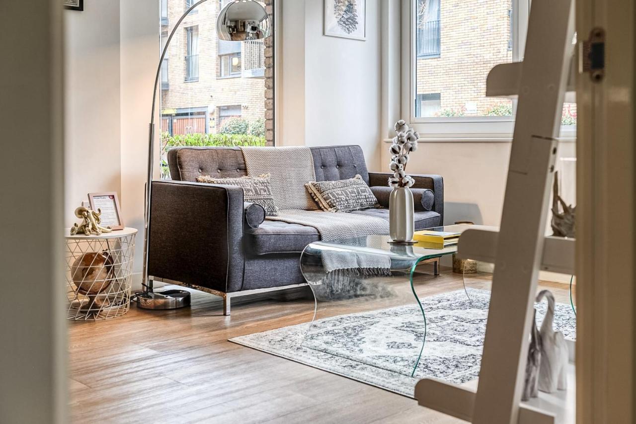 Modern Surrey Quays Flat Appartamento *
