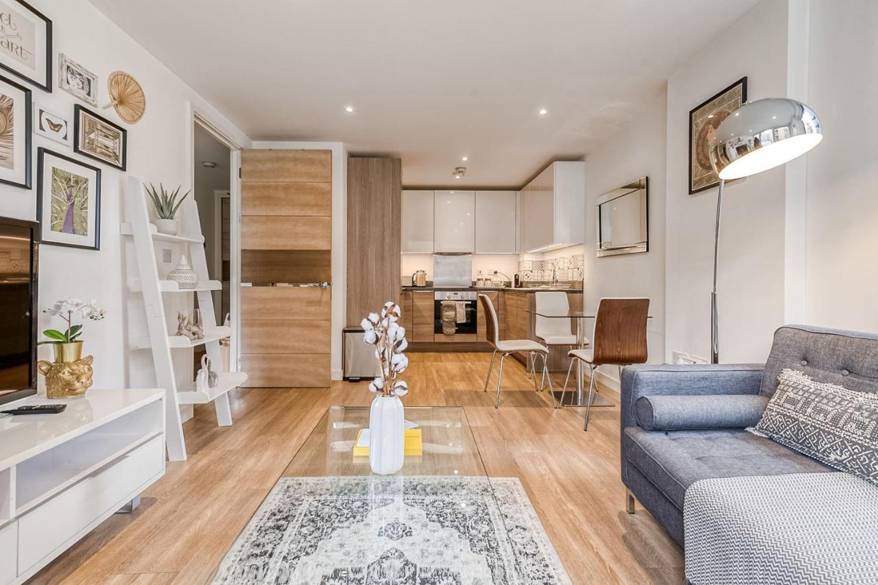 Modern Surrey Quays Flat Appartamento *