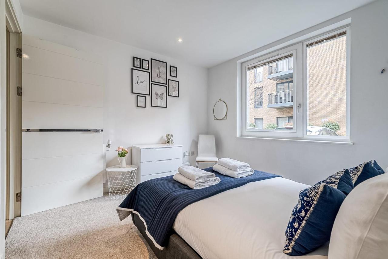 Modern Surrey Quays Flat Appartamento *